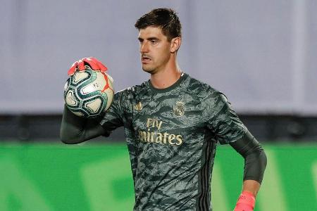 Wurde auf der Linie nur selten gefordert. Hielt den Abschluss von Thuram sicher (11.), hatte bei der Pléa-Chance derweil etw...