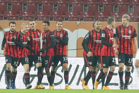 Auch Eintracht Frankfurt behält sich mögliche Transfers vor. 'Eine Notwendigkeit sehe ich nicht unbedingt', erklärte Sportvo...