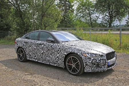 Jaguar hat unlängst den XE Project 8 SV auf dem Festival of Speed in Goodwood gezeigt. Jetzt wurde ein Jaguar XE SVR mit V8-...