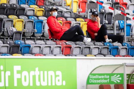 Wo sich normalerweise die gut betuchten Fans breit machen, nahmen diesmal die Profis des SC Paderborn vor dem Aufwärmen Plat...