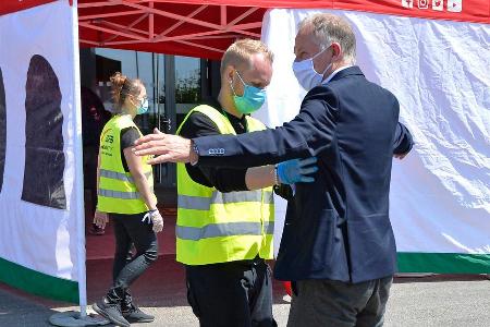 FCA-Manager Stefan Reuter wurde vor dem Betreten der heimischen WWK ARENA besonders intensiv untersucht.