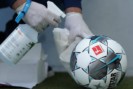 Auch die Bälle wurden am ersten Geister-Spieltag einer ganz besonderen Behandlung unterzogen.