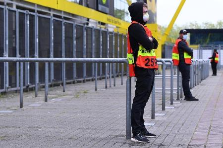 Um kurz vor halb sechs war der erste Teil des ersten Geister-Spieltags der Bundesliga Geschichte. Statt feiernden Fans gab e...