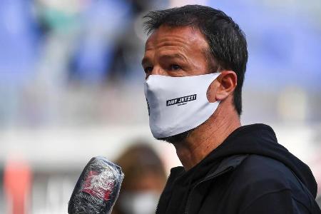 Frankfurts Sportvorstand Fredi Bobic gab am Rande der Partie ein Interview - natürlich mit Maske.