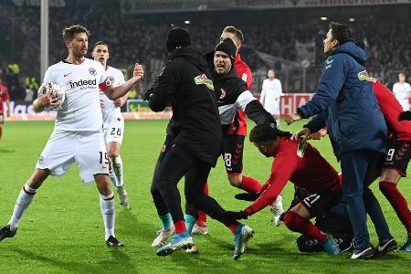 Der Frankfurter Kapitän David Abraham ist nach seiner Attacke gegen Freiburg-Trainer Christian Streich vom DFB-Sportgericht ...