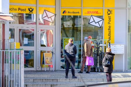 Passanten warten am 23.03.2020 vor der Post in Radebeul. ___...