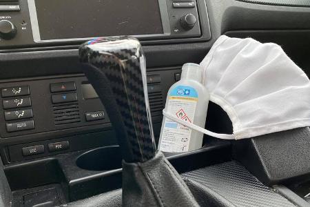 Corona-Maske im Auto