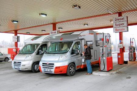 Wohnmobile an Tankstelle