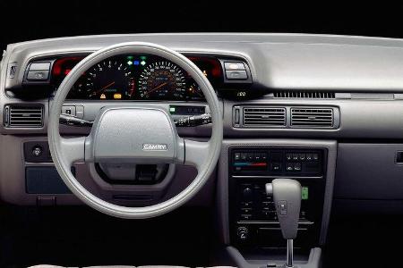Toyota Camry Sedan Deluxe Cockpit 1986)