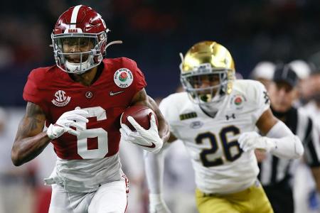 College-Football: Heisman Trophy an DeVonta Smith College-Football: Heisman Trophy an DeVonta Smith