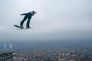 Geiger stürzt in Innsbruck als 30. ab, Stoch führt zur Halbzeit