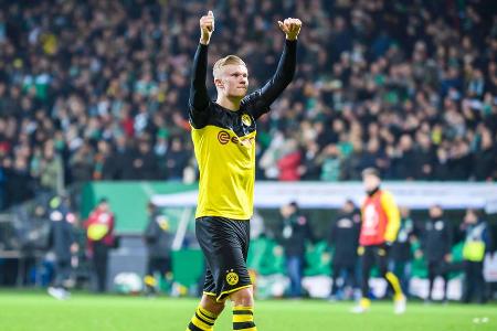 Der Angreifer ist der erste Spieler des BVB überhaupt, der bei seinem Debüt in der Bundesliga, im DFB-Pokal und in der Champ...