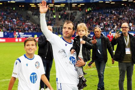 Während Van der Vaart bei seiner ersten HSV-Anstellung ab 2005 noch als Publikumsliebling gilt, wird er für seine Leistungen...