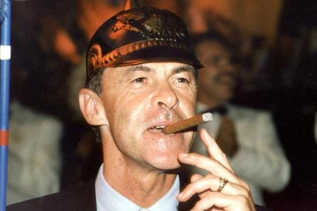 Ottmar Hitzfeld hat im deutschen Fußball nahezu alles erreicht. Neben etlichen Meisterschaften und Pokalsiegen heimste der '... Ottmar Hitzfeld hat im deutschen Fußball nahezu alles erreicht. Neben etlichen Meisterschaften und Pokalsiegen heimste der '...
