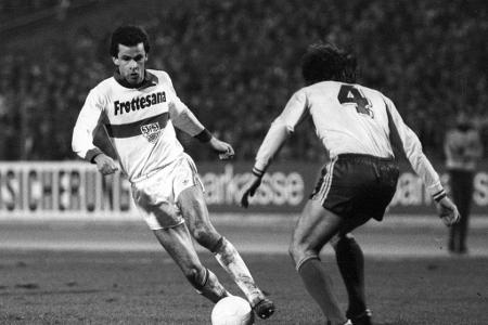 1975 wechselte der damals 26-Jährige zum Bundesliga-Absteiger VfB Stuttgart. In zwei Jahren absolvierte er 55 Spiele in der ...