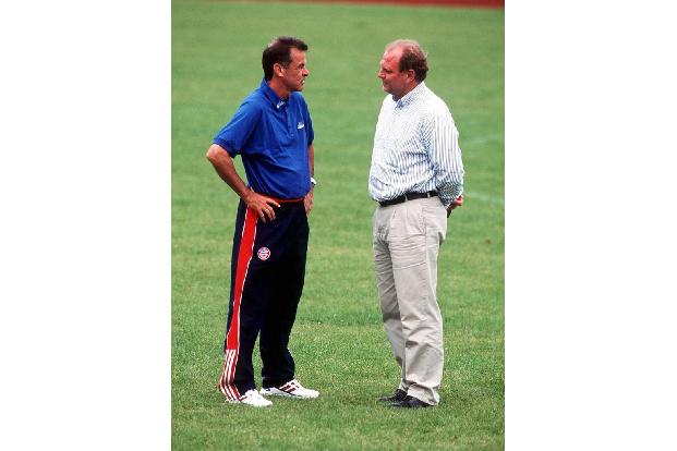 Im Sommer 1998 gab Hitzfeld schließlich seinen Job bei Borussia Dortmund auf und wurde neuer Trainer des FC Bayern München. ...