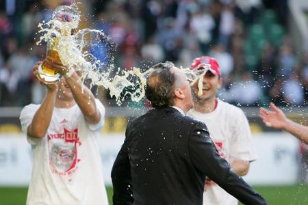 ... Doch dann entschied er sich, auch in der Saison 2007/2008 weiter als Trainer des deutschen Rekordmeisters zu arbeiten. D...