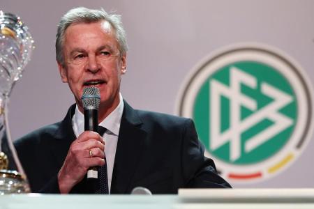 Hitzfeld ist einer von fünf Trainern, der die Champions League beziehungsweise den Europapokal der Landesmeister mit zwei ve...