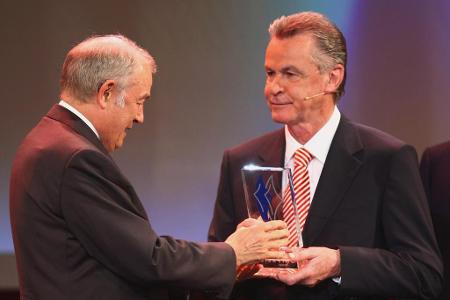 2008 erhielt Hitzfeld den 'Persönlichen Preis des Bayerischen Ministerpräsidenten'. 2001 wurde er UEFA Trainer des Jahres. 1...