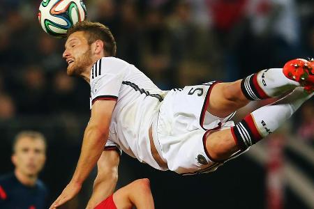 Besonders in Erinnerung ist sein Tanz vor dem WM-Pokal in Rio de Janeiro. Wechselte 2016 zum FC Arsenal, spielte in der Nati...