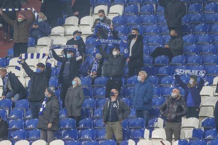 Die wegen der Corona-Krise ohnehin gebeutelten Schalker Fans werden im Sommer 2020 vom Versand eines 'Härtefall-Antrags' übe...