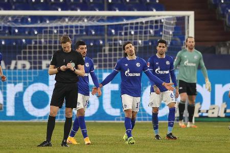 Natürlich darf auch die sportliche Talfahrt der Ära Schneider nicht unerwähnt bleiben. Schalke taumelt dem ersten Bundesliga...