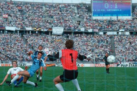 1987 durfte der HSV noch einmal über einen nationalen Titel jubeln, als man die Stuttgarter Kickers im Pokalendspiel bezwang...