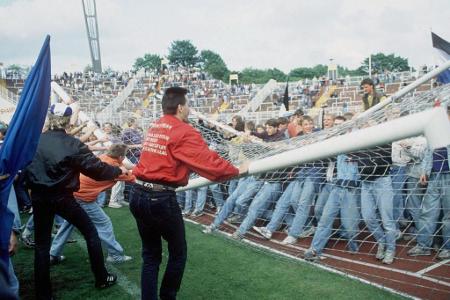 1990 mussten die Hamburger bis zum letzten Spieltag zittern, um mit einem Sieg gegen Waldhof Mannheim die Relegation zu verh...