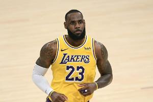 James führt Lakers mit Triple-Double zum Sieg