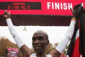 Olympia-Sieger Kipchoge beim Marathon in Hamburg am Start
