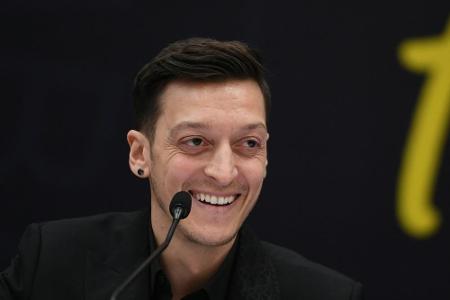 Özil erstmals auf der Fener-Bank