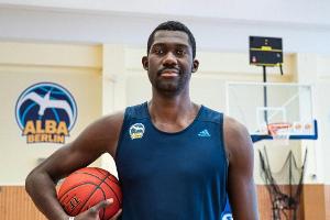 Basketball: Alba holt 2,21-m-Riesen Koumadje