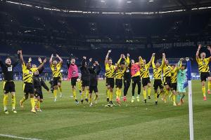 BVB-Fans feiern Derby-Helden - mit Pyrotechnik und ohne Abstand