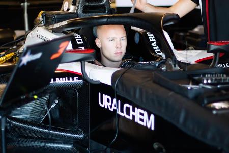 Noch vor seinem ersten Rennen in der Formel 1 hat Nikita Mazepin eine Zielscheibe auf dem Rücken. Aus gutem Grund, denn der ... Noch vor seinem ersten Rennen in der Formel 1 hat Nikita Mazepin eine Zielscheibe auf dem Rücken. Aus gutem Grund, denn der ...
