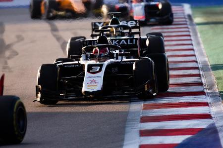 Zurück auf die Strecke. Auch hier setzt sich das Muster fort. Beim Saisonfinale der Formel 2 in Sakhir kassiert Mazepin zwei...