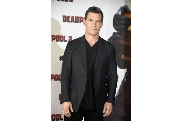 Josh Brolin konnte nicht anders und besuchte seinen Vater James Brolin zuhause. Dessen Frau Barbra Streisand war auch dabei....