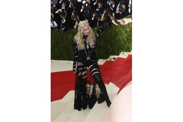 Ganz kritisch wird es beim Fall Madonna, denn die Queen of Pop hatte auf Instagram bekannt gegeben, positiv auf das Coronavi...