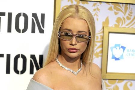 Iggy Azalea wollte trotz globaler Pandemie nicht auf ihre Maniküre verzichten. Deshalb ließ sie eine Nagelpflegerin zu sich ...