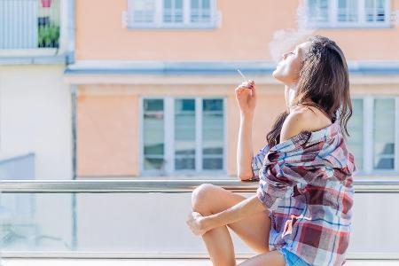 2_Rauchen auf dem Balkon Fotolia_105535446_sasamihajlovic.jpg