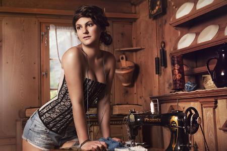 01-VD-Adeline-G-Echallens-Bauernkalender-Girls-2015.jpg