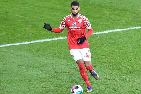 Konnte sein Tempo regelmäßig ausspielen und lief die Steilpässe der Schalker oftmals sicher ab. Antizipierte auch sonst die ...