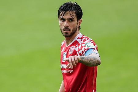 Sammelte gegen den Ball ein paar Highlight, bot spielerisch über weite Strecken aber nur wenig an. War mit seinen Ballgewinn...