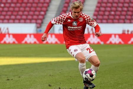 Versuchte die Schalker Defensive mit Einzelaktionen zu Fehlern zu zwingen. Blieb aber zu oft hängen und gewann lange Zeit ke...