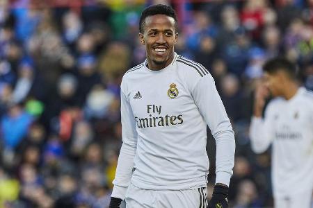 Eder Militao besticht durch seine Vielseitigkeit, kann sowohl in der Abwehrmitte als auch auf der rechten Seite eingesetzt w...