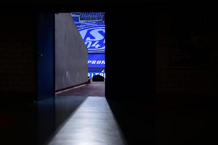 Der FC Schalke 04 stolpert dem Abstieg aus der Bundesliga mit großen Schritten entgegen. Besonders bitter für die ohnehin sc... Der FC Schalke 04 stolpert dem Abstieg aus der Bundesliga mit großen Schritten entgegen. Besonders bitter für die ohnehin sc...