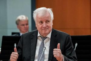 Seehofer gratuliert Bach und sagt "tatkräftige Unterstützung" zu