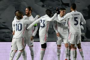Viertelfinale im Jubiläumsspiel: Kroos jubelt mit Real