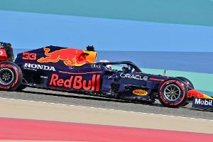 Red Bull stark, Vettel im Mittelfeld