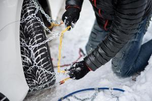 So benutzen Sie Schneeketten richtig