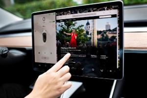 Der Touchscreen im Auto kann den Führerschein kosten
